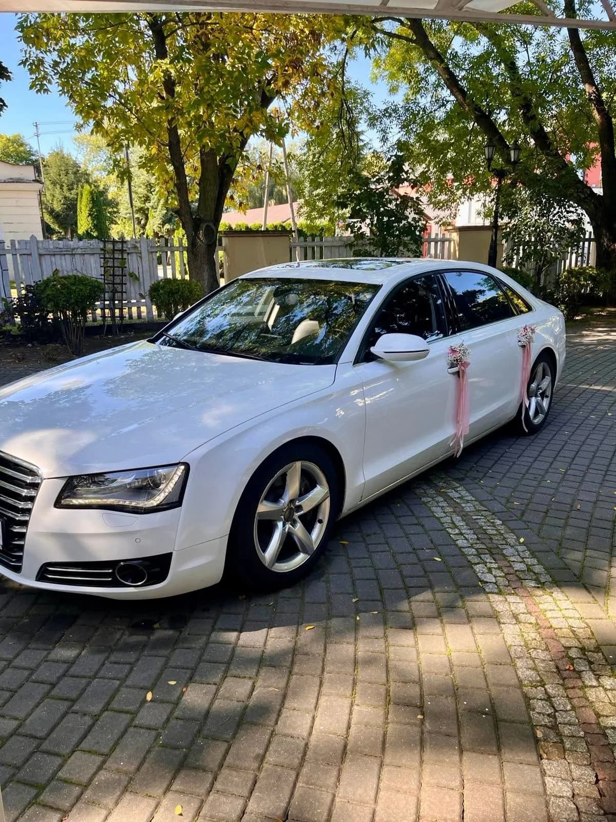 Białe Audi A8 udekorowane na ślub, wynajem samochodu do ceremonii