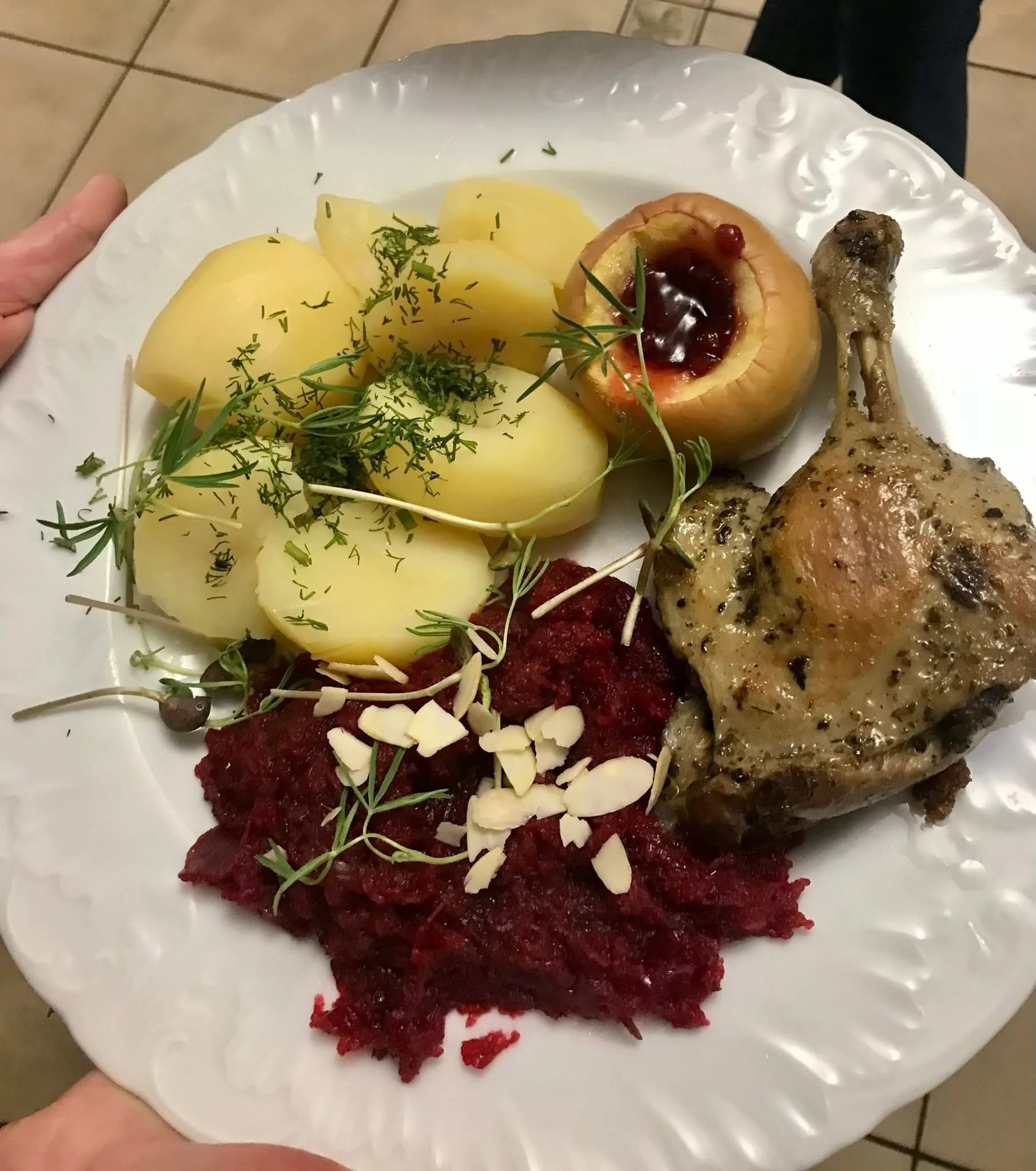 Pieczona kaczka z ziemniakami, burakami i pieczonym jabłkiem z żurawiną