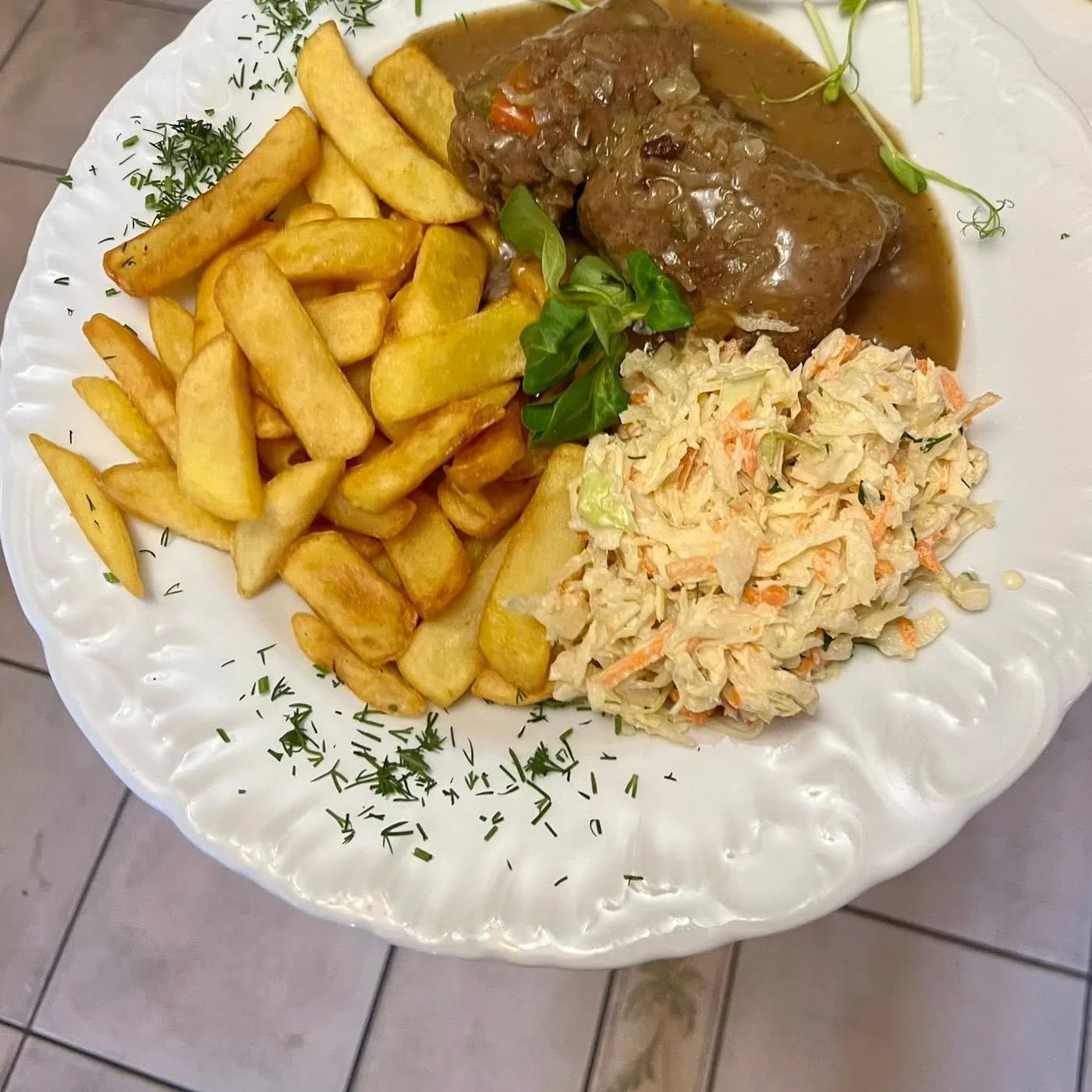 Roladka mięsna w sosie z frytkami i surówką coleslaw