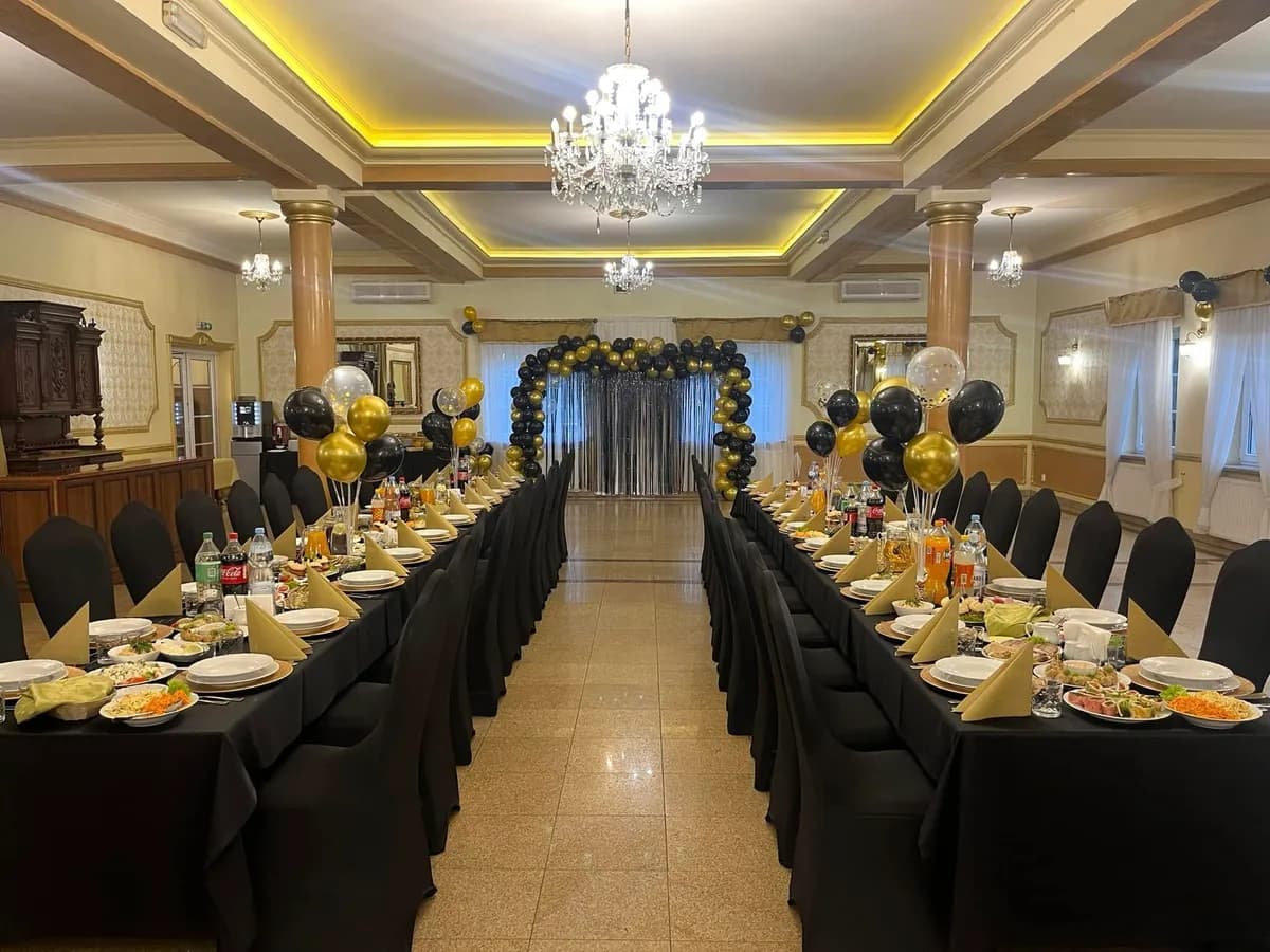 Sala bankietowa przygotowana na przyjęcie okolicznościowe