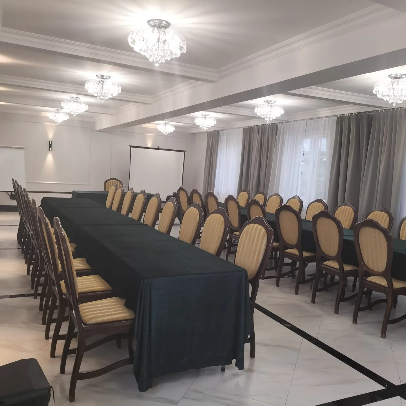 Sala konferencyjna w ustawieniu podkowy, rzutnik i flipchart