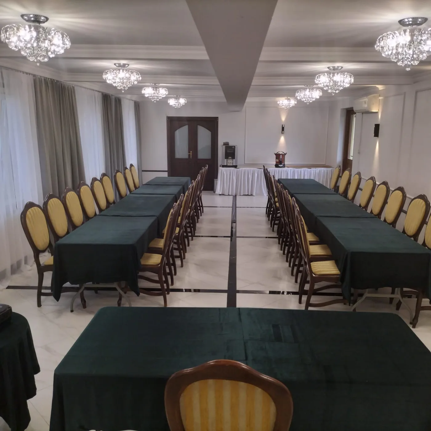 Widok z mównicy na salę w ustawieniu podkowy