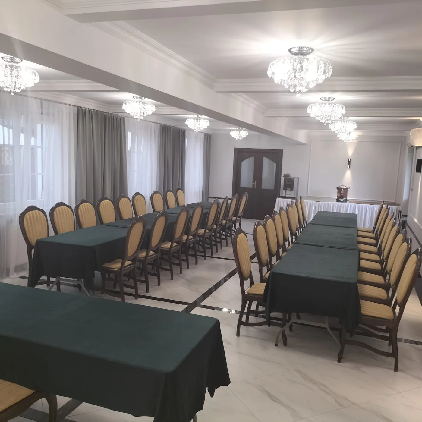 Sala konferencyjna w ustawieniu podkowy, zbliżenie na stoły