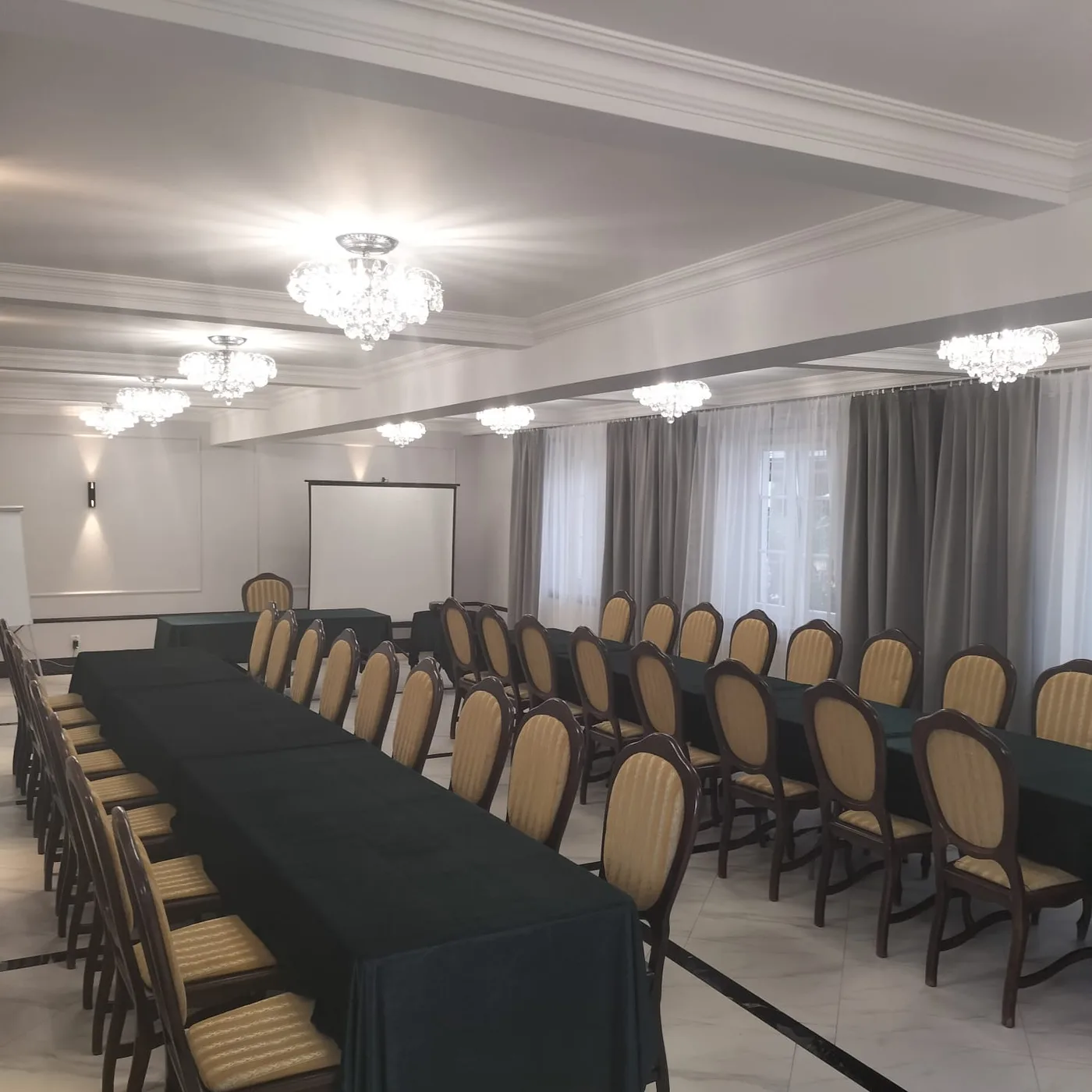 Sala konferencyjna w ustawieniu podkowy, widok z boku