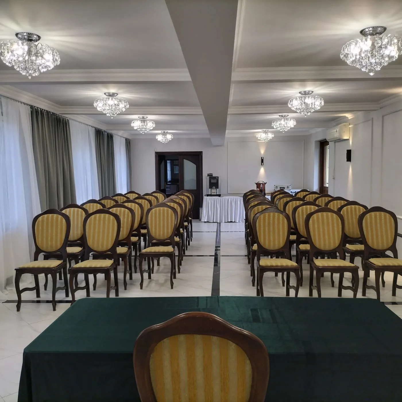 Widok z mównicy na salę konferencyjną, w tle bufet kawowy
