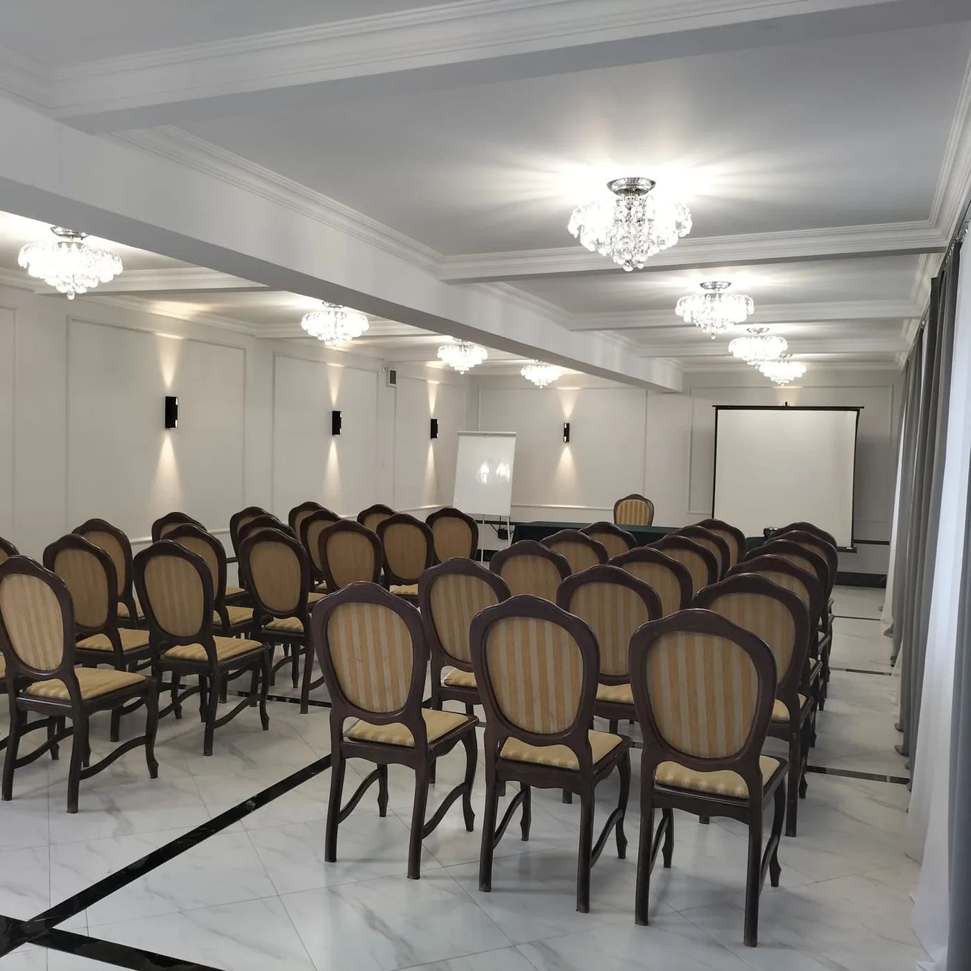 Sala konferencyjna w ustawieniu szkolnym, widok od tyłu sali