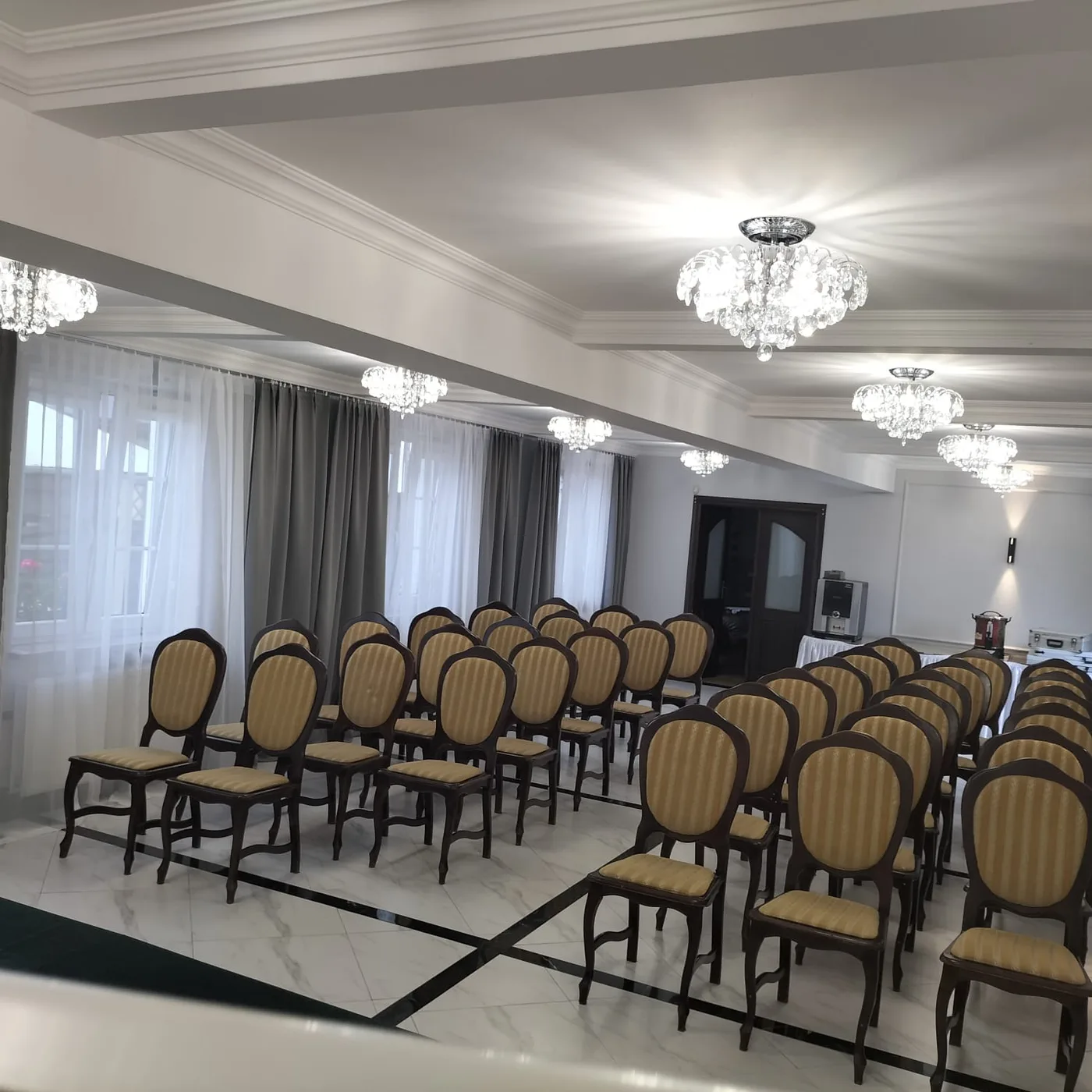 Sala konferencyjna w naturalnym świetle dnia
