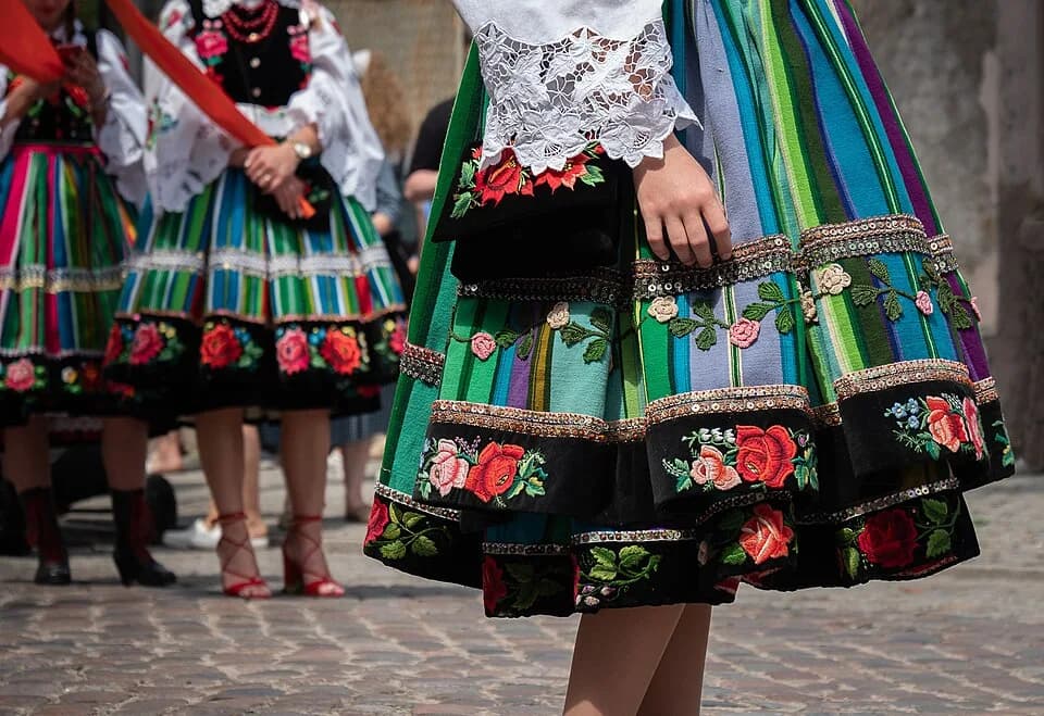 Łowickie stroje ludowe w pionowe pasy podczas procesji Bożego Ciała