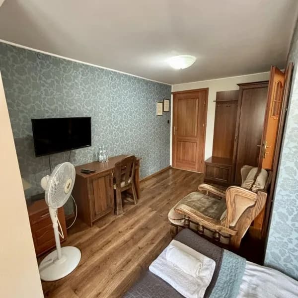 Pokój hotelowy z telewizorem i miejscem do pracy, Dworek Biała Dama