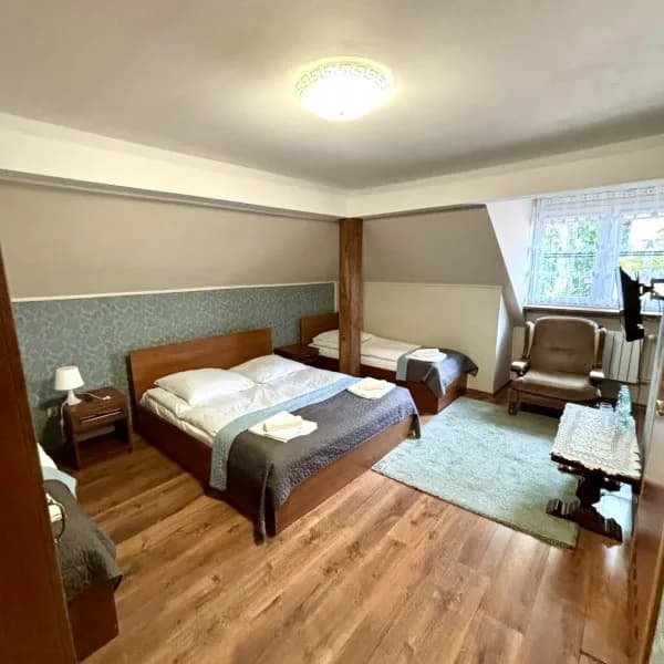 Przestronny pokój hotelowy z łóżkiem małżeńskim i pojedynczym pod skosem, Dworek Biała Dama