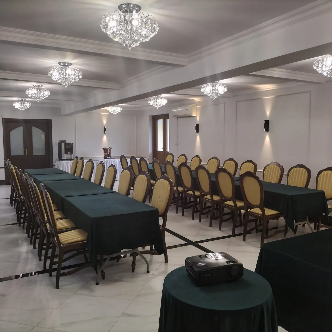 Sala konferencyjna w Dworku Biała Dama, ustawienie w podkowę z bufetem kawowym