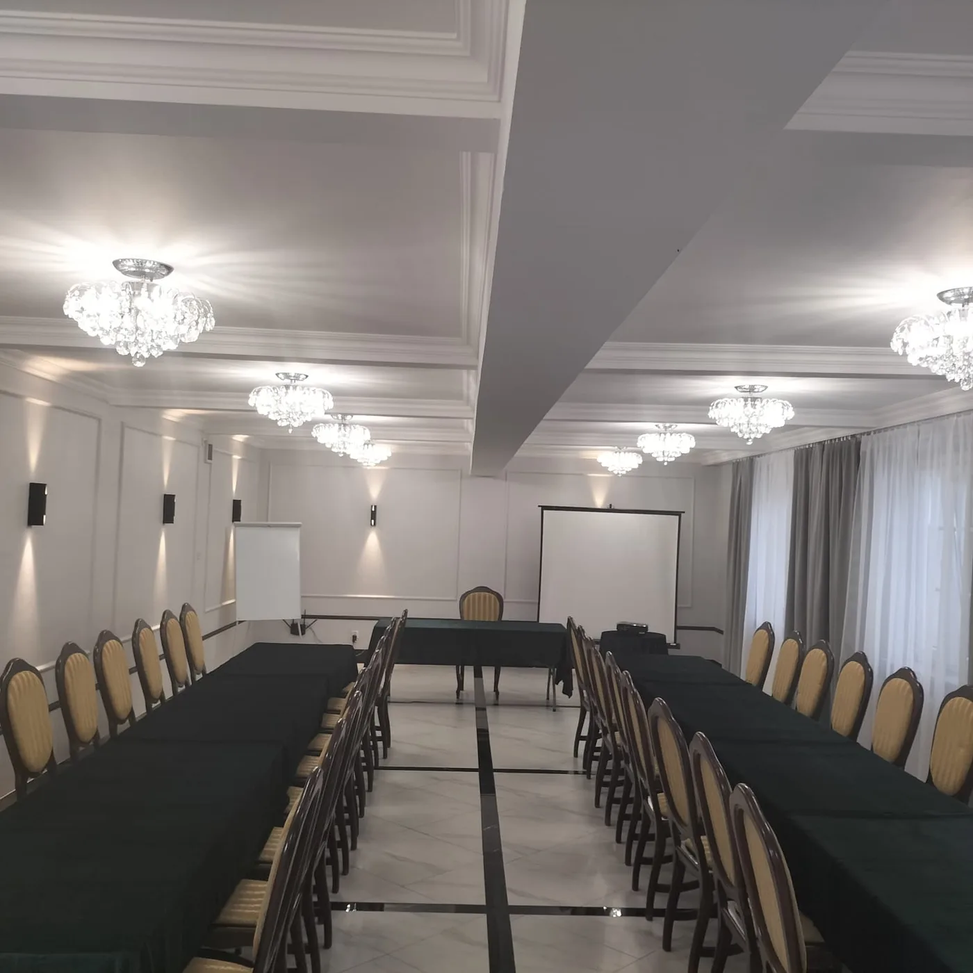 Sala konferencyjna Dworku Biała Dama w ustawieniu podkowy, z rzutnikiem