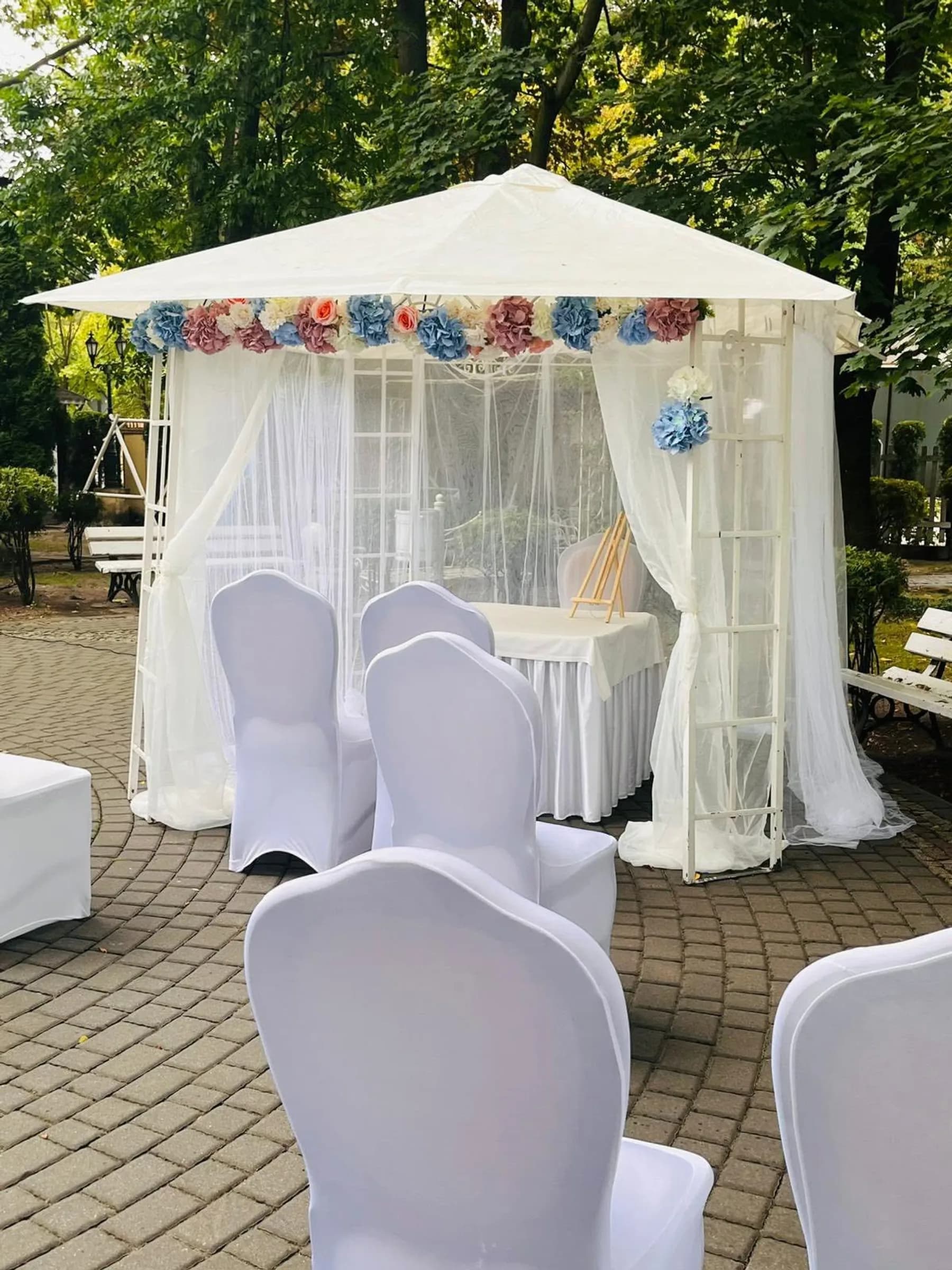 Ogród Dworku Biała Dama przygotowany pod ceremonię ślubną w plenerze