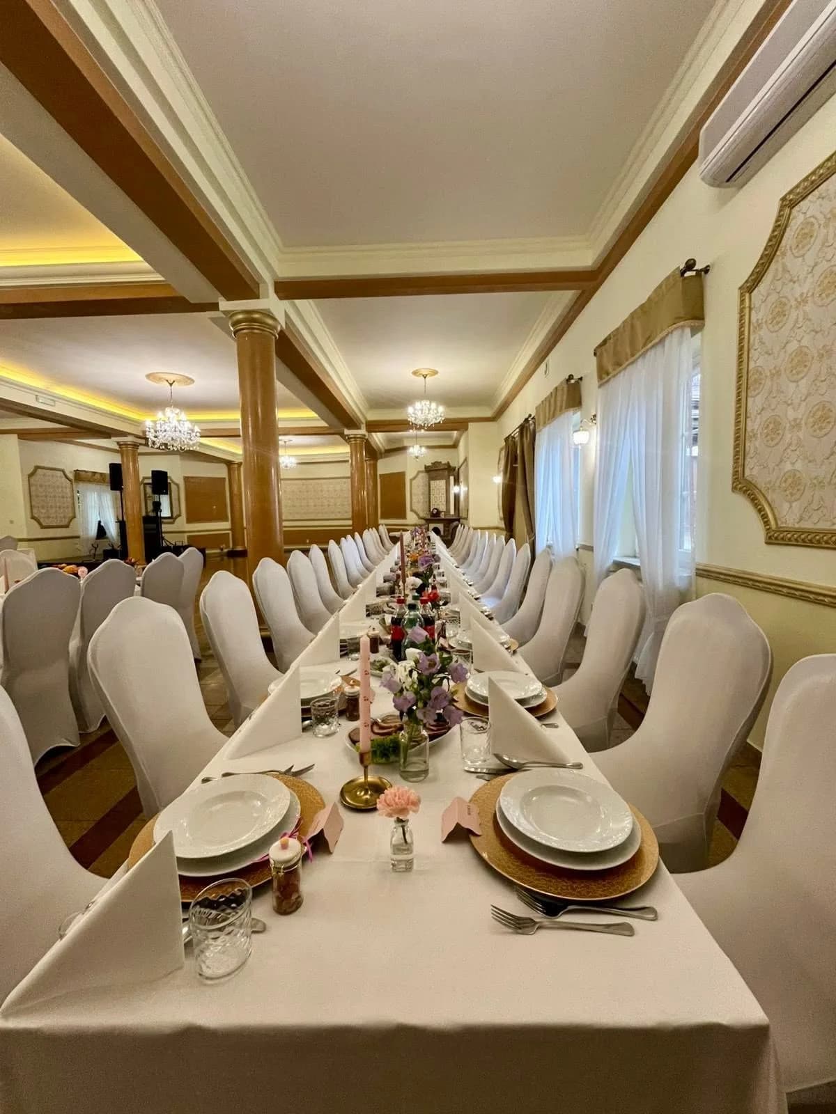 Sala bankietowa — aranżacja stołów weselnych