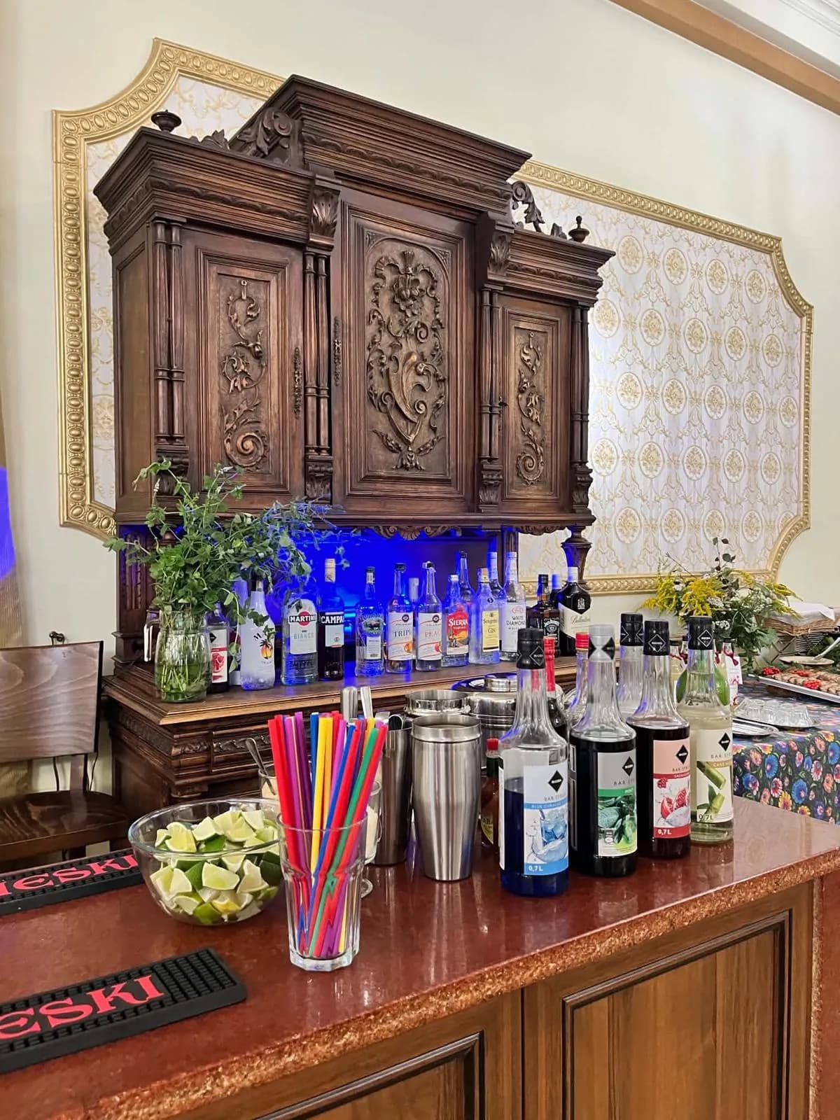 Bar z napojami przy rzeźbionym drewnianym kredensie, Dworek Biała Dama w Nieborowie