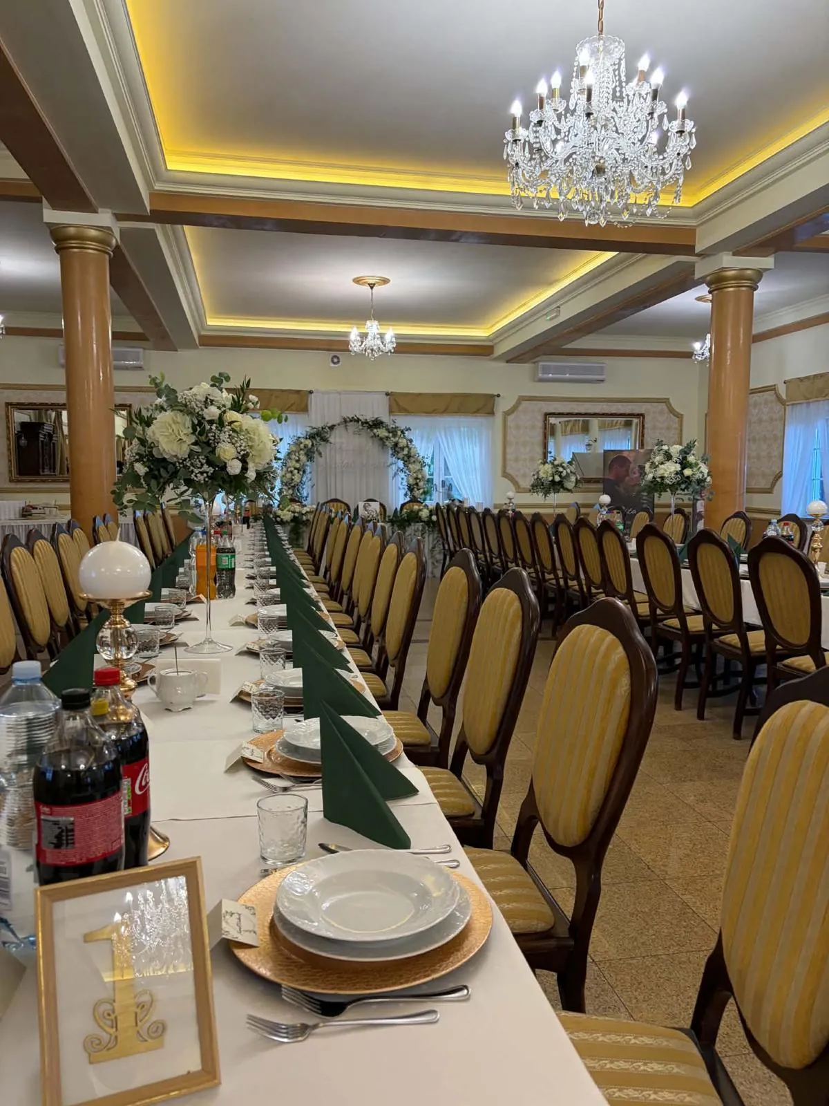 Sala weselna Dworku Biała Dama z kryształowym żyrandolem i złotymi krzesłami