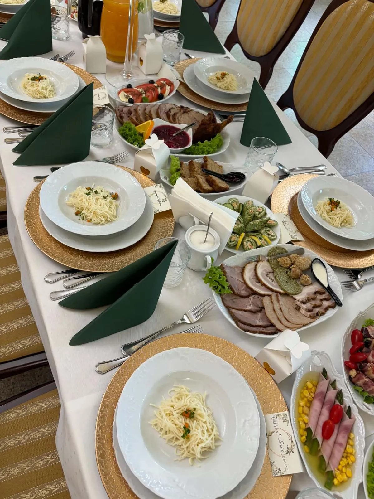 Zastawiony stół weselny z wędlinami i przystawkami, Dworek Biała Dama