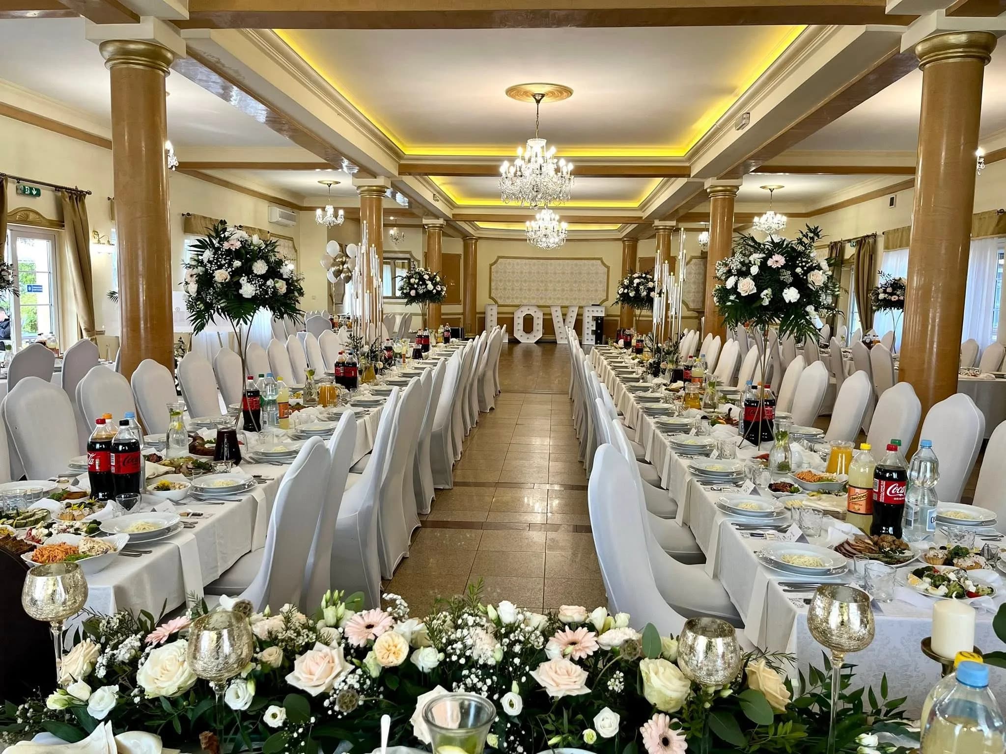 Sala bankietowa Dworku Biała Dama — widok z wejścia