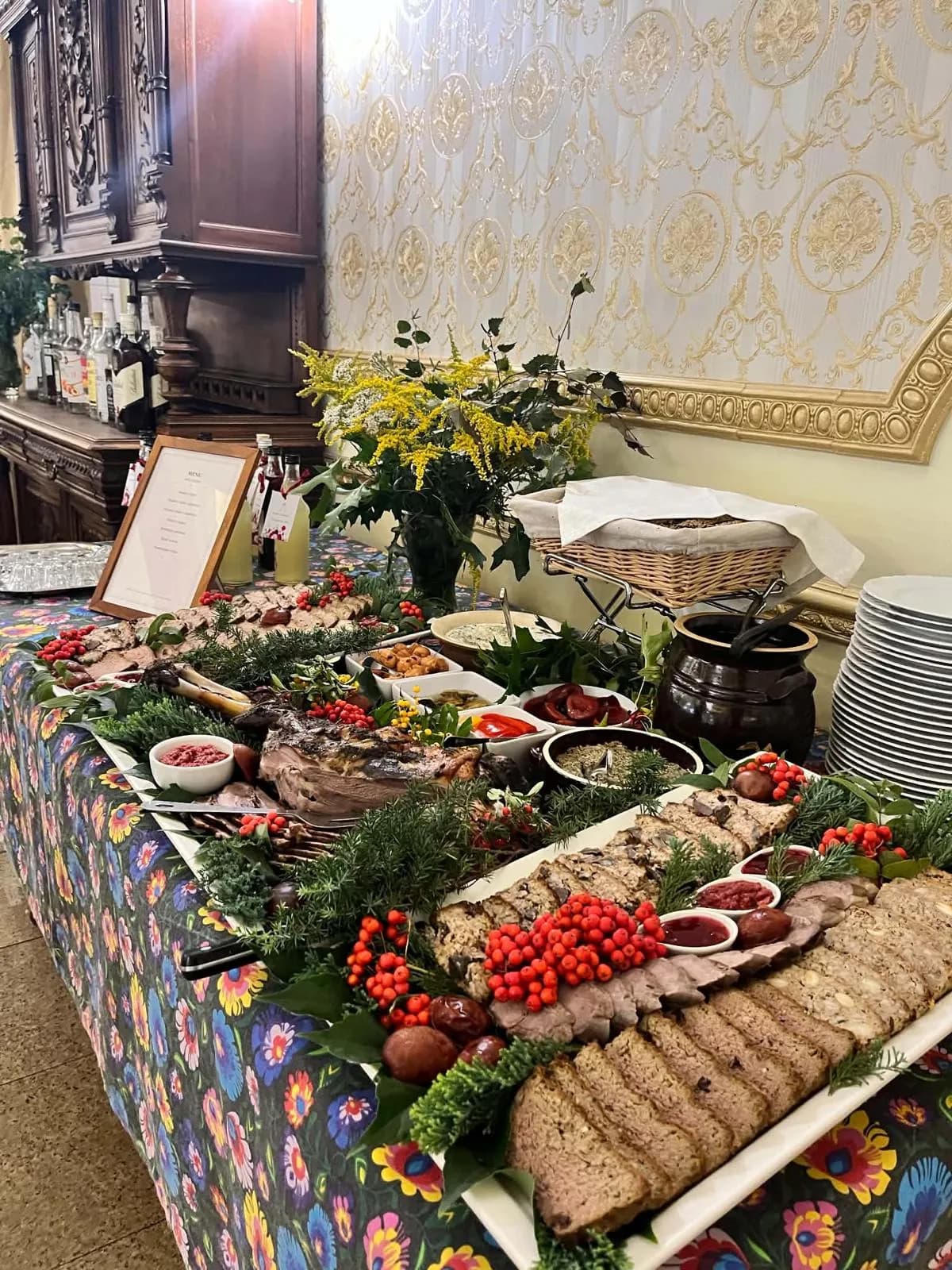 Wiejski stół z pieczystym, pasztetami i jarzębiną na ludowym obrusie, wesele w Dworku Biała Dama