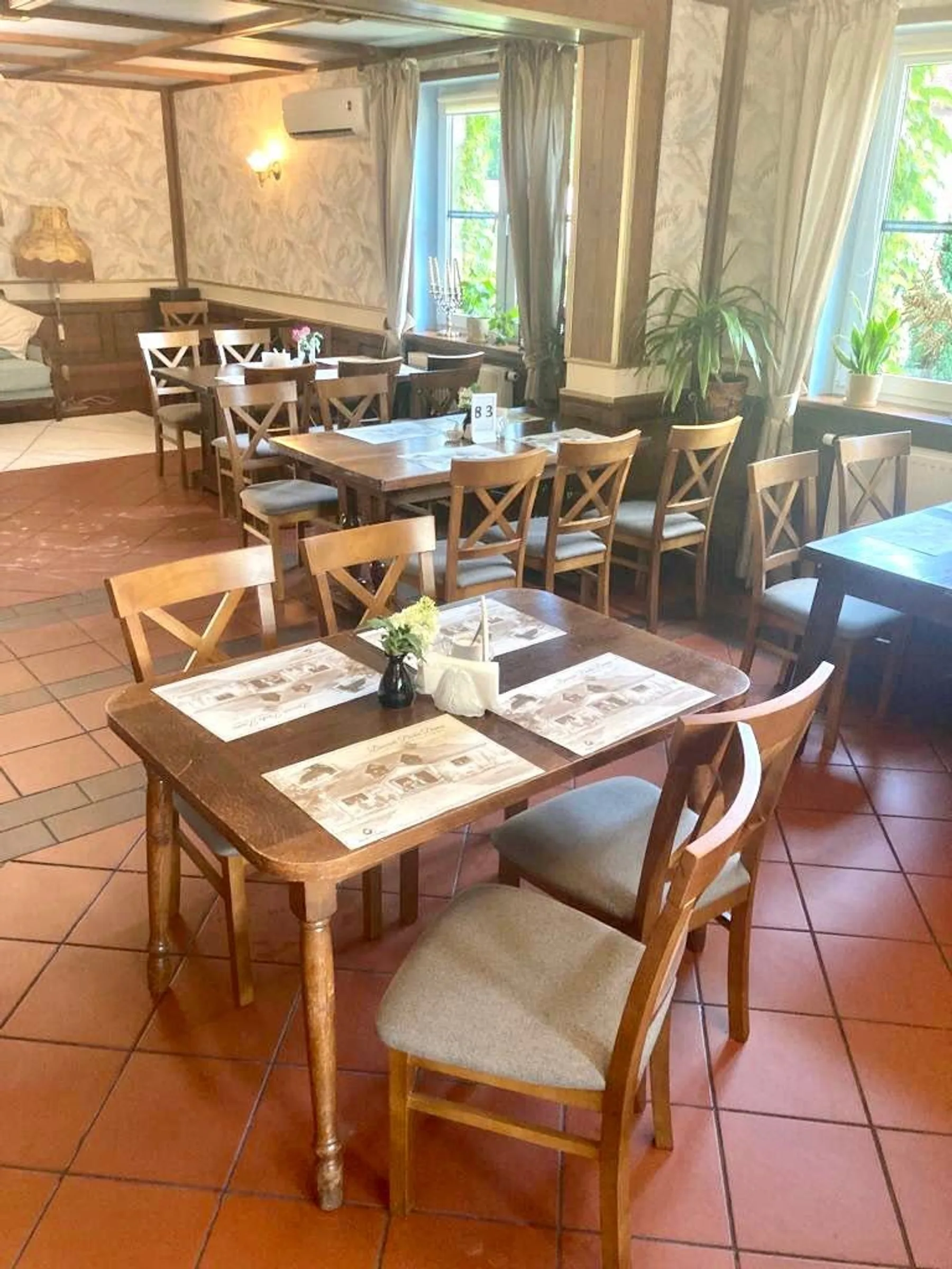 Wnętrze restauracji Złota Kaczka — nakryty stół przy oknie
